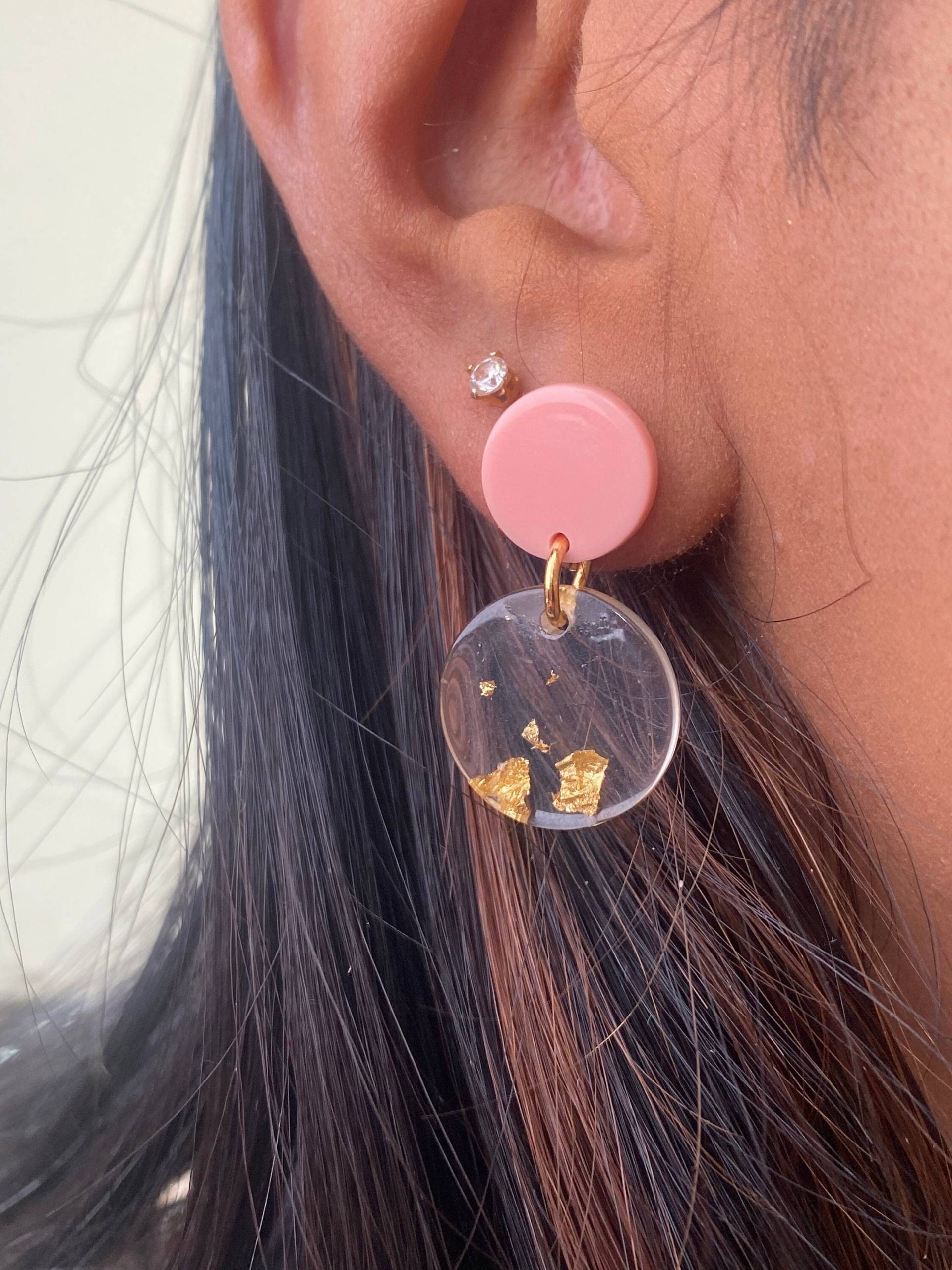 Kleine Rosa Ohrringe Mit Acetat Ohrstecker Und Goldflakes Anhänger/Bunte Acryl Kunststoff Statement Geschenk Für Freundin Kleine Rosa Ohrringe Mit Acetat Ohrstecker Und Goldflakes Anhänger/Bunte Acryl Kunststoff Statement Geschenk Für Freundin von birdsofparadiseDE