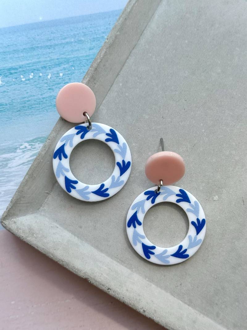 Kleine Rosa Und Blaue Ohrringe Mit Acetat Ohrstecker/Bunte Kunststoff Statement Blumen Muster Geschenk Für Freundin von birdsofparadiseDE