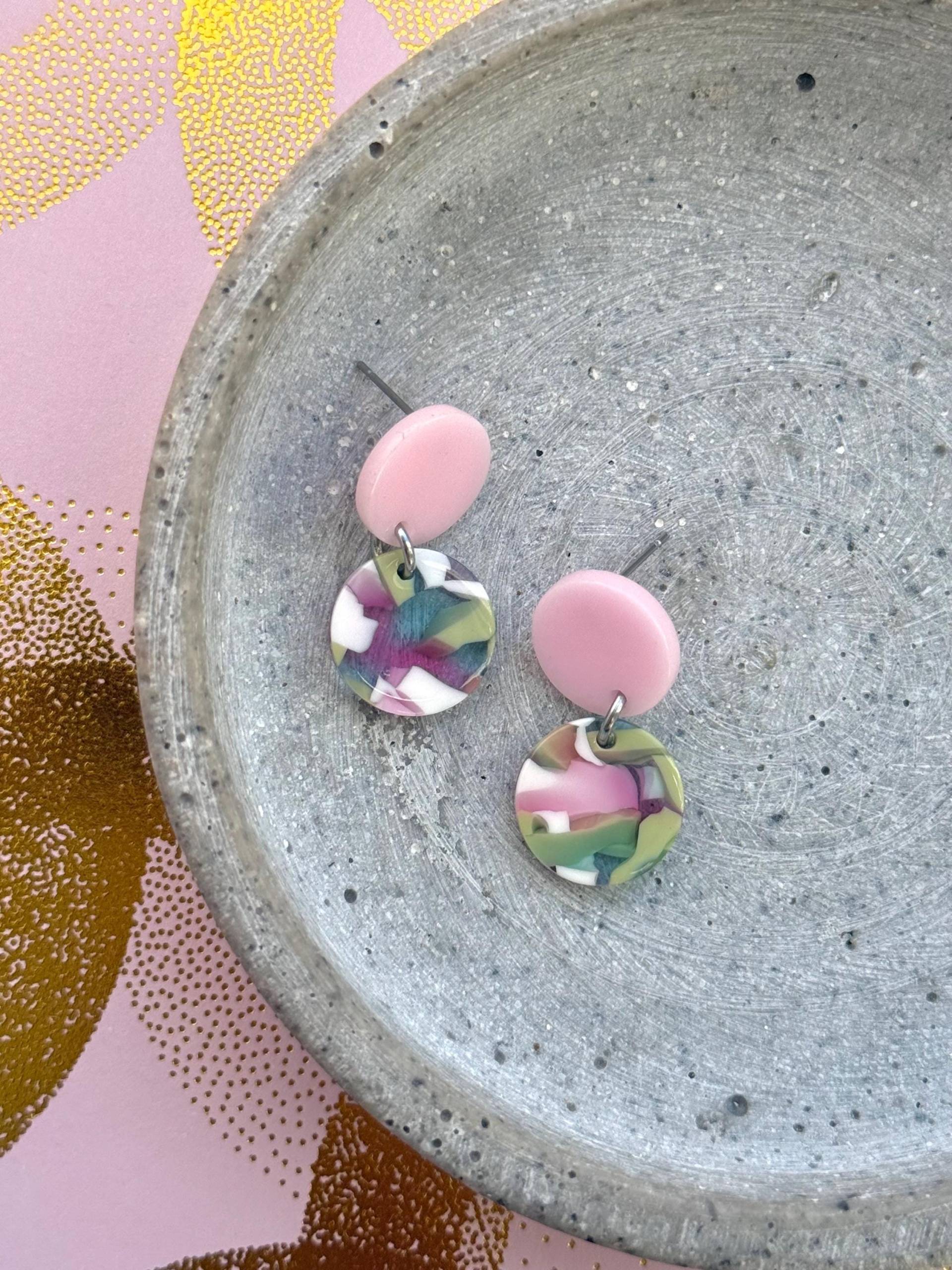 Kleine Rose Acryl Ohrringe Mit Bunten Muster Anhänger in Rosa Und Grün/Kunststoff Schildpatt Geschenk Freundin Kleine Rose Acryl Ohrringe Mit Bunten Muster Anhänger in Rosa Und Grün/Kunststoff Schildpatt Geschenk Freundin von birdsofparadiseDE