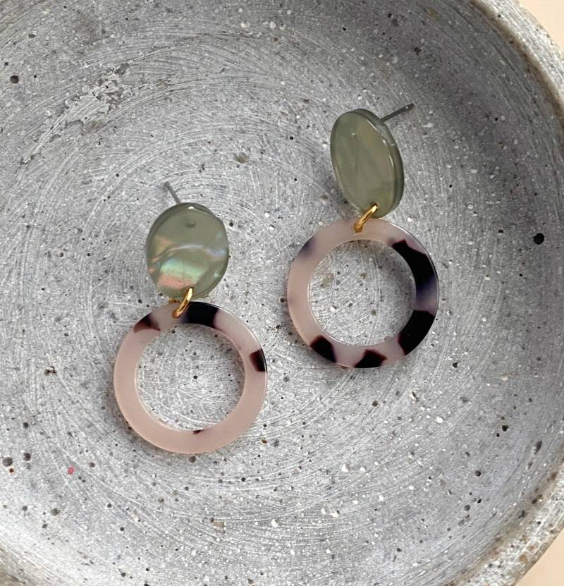 Kleine Schildpatt Ohrringe Mit Schimmernden, Grünen Acetat Ohrstecker/Bunte Statement Muster Geschenk Für Freundin von birdsofparadiseDE