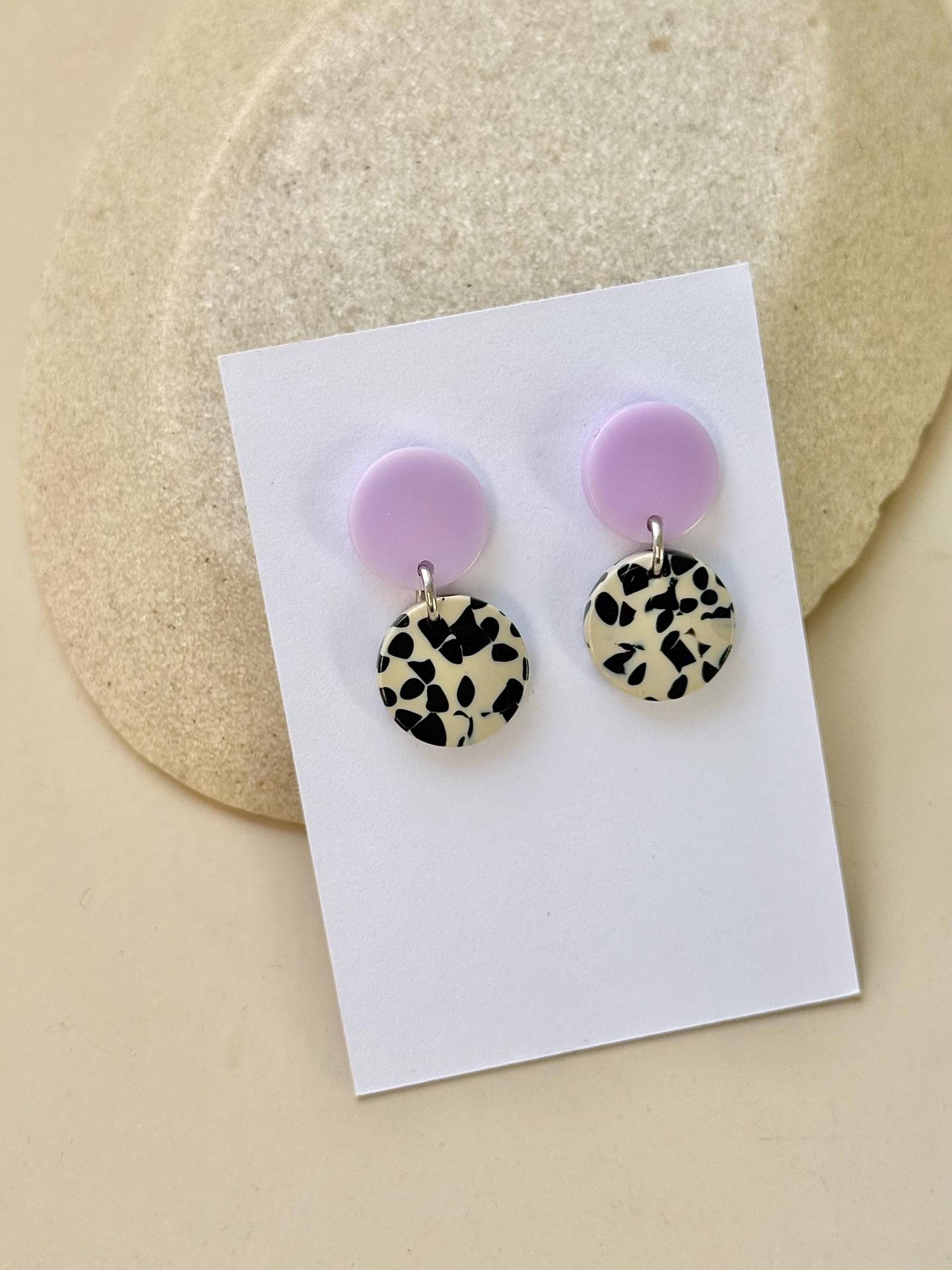 Kleine Schwarze Terrazzo Ohrringe Mit Lila Acryl Ohrstecker/Schwarze, Kunststoff Ohrringe/ Dalmatiner Jaspis Muster Geschenk von birdsofparadiseDE