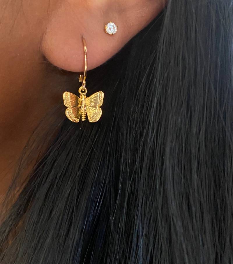Kleine Vergoldete Huggie Creolen Mit Schmetterling Anhänger/Mini Ohrringe Hängend Boho Schmuck Ohrhänger Geschenk von birdsofparadiseDE