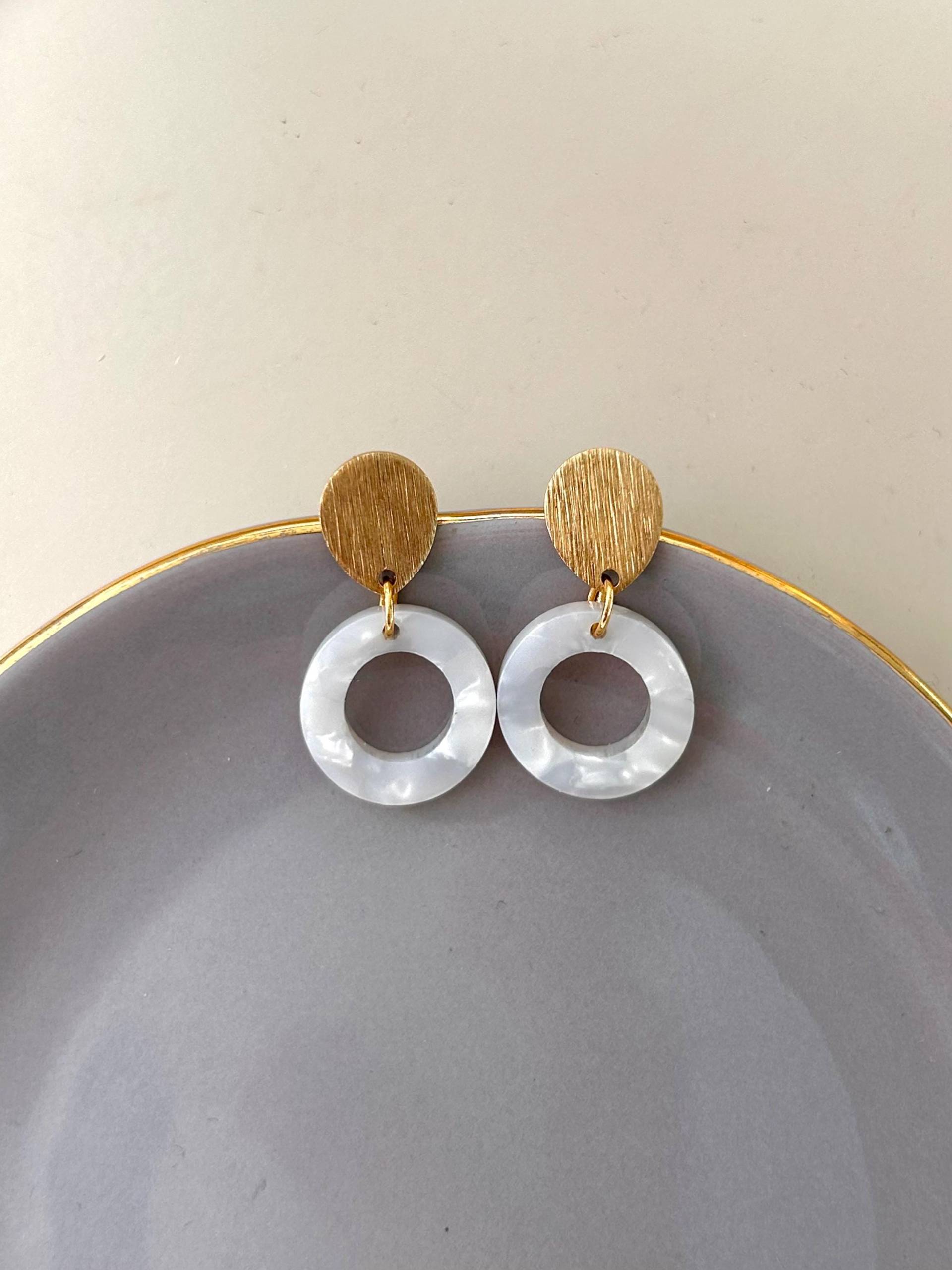 Kleine Weiße Schildpatt Ohrringe Mit Goldenen Messing Ohrstecker/Kunststoff Muster Geschenk Für Freundin Kleine Weiße Schildpatt Ohrringe Mit Goldenen Messing Ohrstecker/Kunststoff Muster Geschenk Für Freundin von birdsofparadiseDE