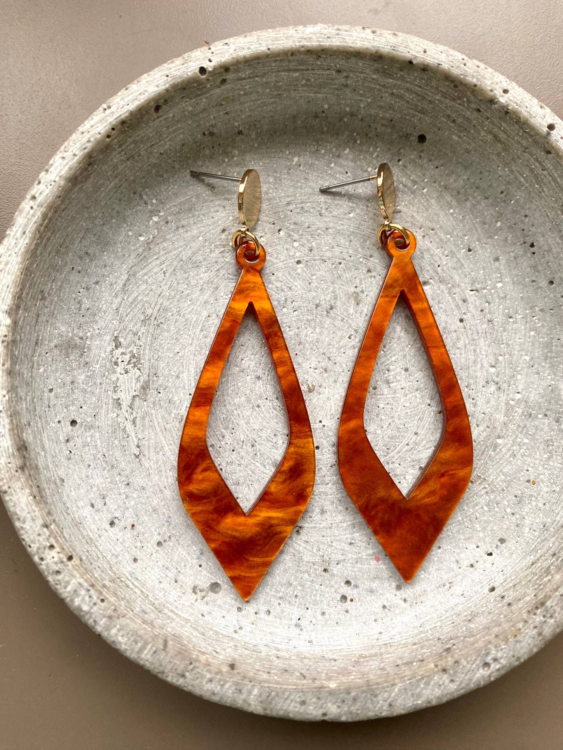 Lange Statement Ohrringe Mit Vergoldeten Ohrstecker Und Schimmerndem Acetat Anhänger in Rotbraun/Hängeohrringe Geschenk Schmuck von birdsofparadiseDE