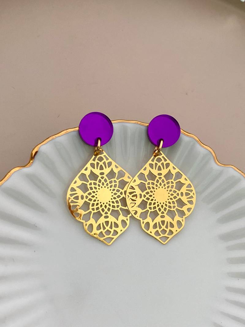 Lila Acryl Ohrstecker Mit Goldenen Messing Anhänger/Boho Gold Ohrringe Mandala Ohrring in Und Lila Statement Schmuck Geschenk von birdsofparadiseDE