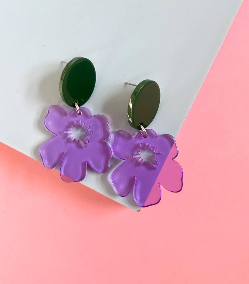 Lila Statement Ohrringe Mit Grünen Ohrstecker Und Blumen Anhänger Aus Acryl/Bunte Color Block Geschenk Für Freundin Lila Statement Ohrringe Mit Grünen Ohrstecker Und Blumen Anhänger Aus Acryl/Bunte Color Block Geschenk Für Freundin von birdsofparadiseDE