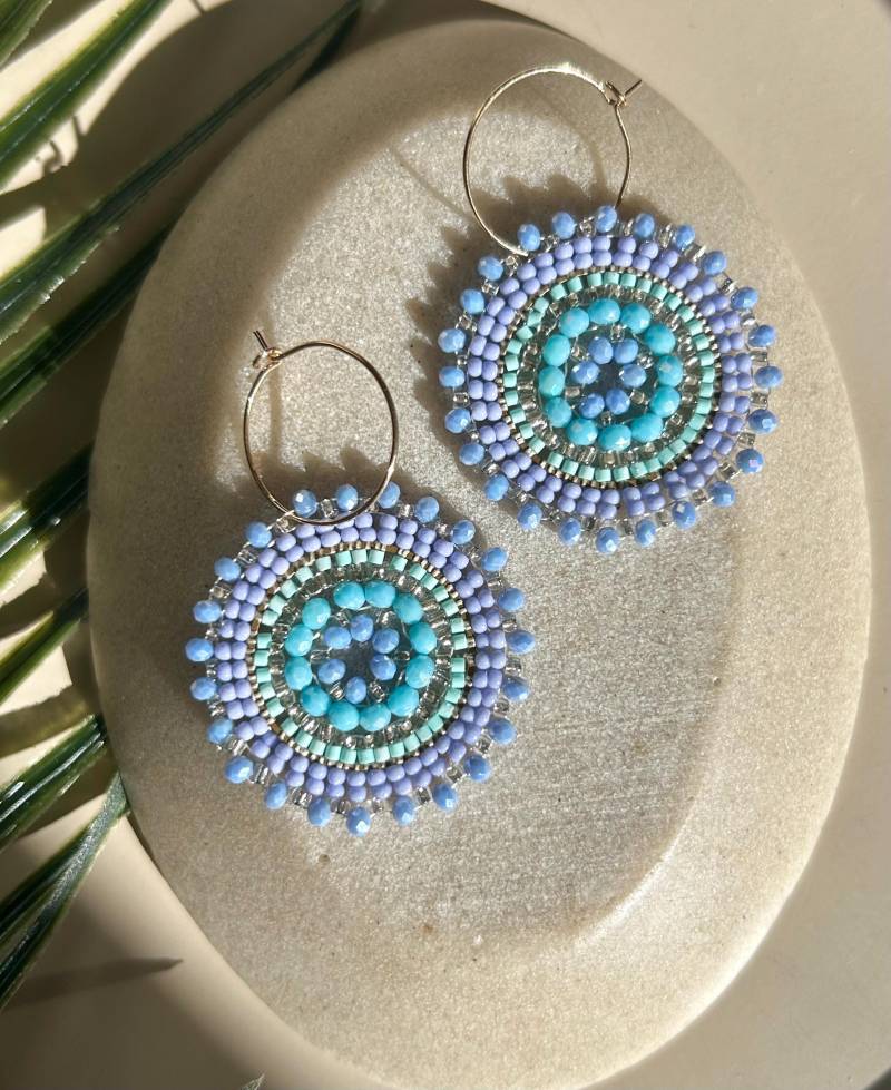 Lila Und Türkise Mandala Statement Ohrringe Aus Schimmernden Perlen/Vergoldete Creolen Mit Boho Anhänger von birdsofparadiseDE