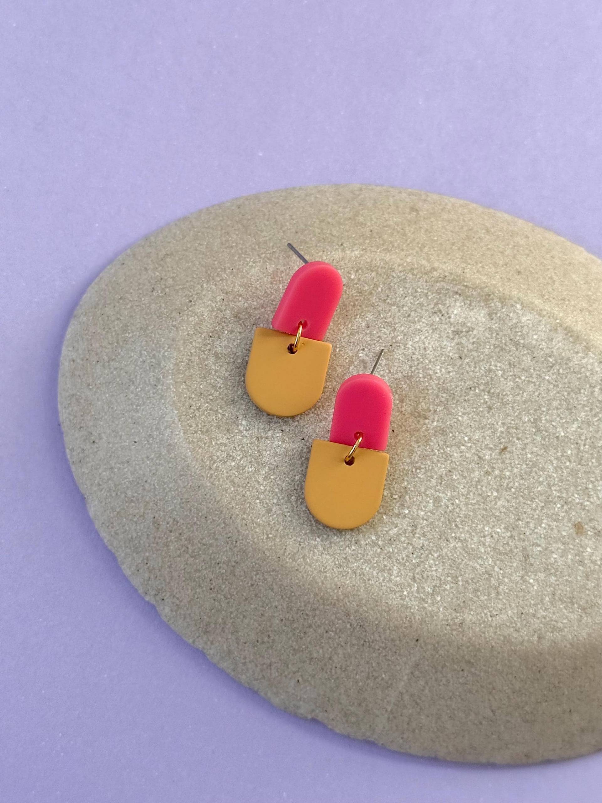 Mini Acryl Ohrringe in Pink Und Orange/Pinke Ohrstecker Auffällige Hängeohrringe Kleine, Bunte Kunststoff Geschenk von birdsofparadiseDE