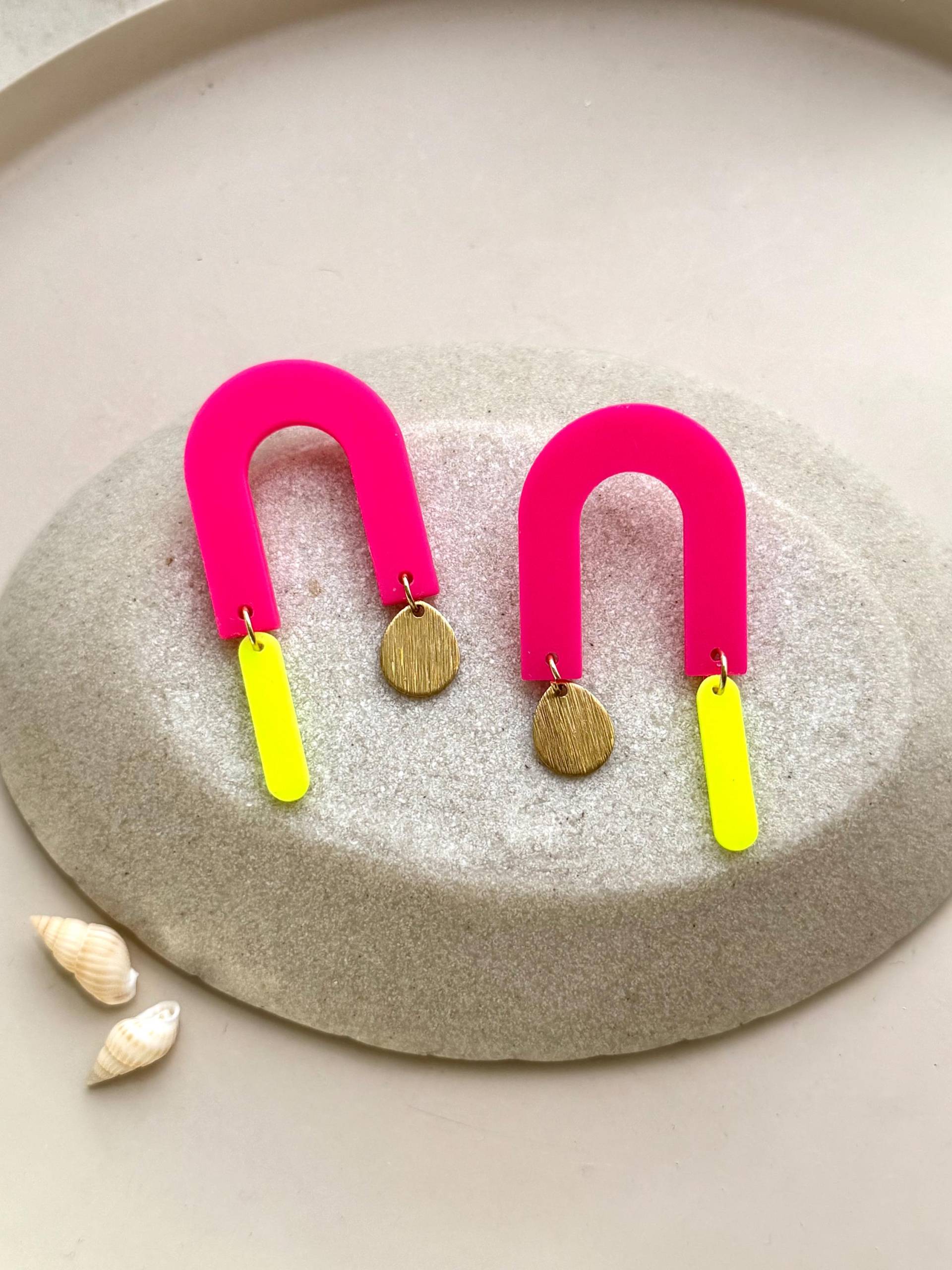 Neon Acryl Ohrringe in Pink Und Gelb Mit Goldenem Anhänger/Pinke Auffällige Hängeohrringe Statement /Geschenk von birdsofparadiseDE