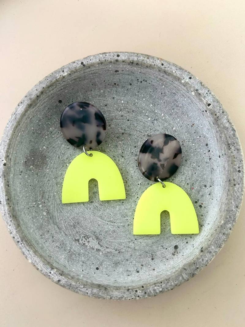 Neon Gelbe Statement Ohrringe Aus Acryl Und Schildpatt Ohrstecker/Hängeohrringe Bunte, Auffällige Geschenk Freundin Neon Gelbe Statement Ohrringe Aus Acryl Und Schildpatt Ohrstecker/Hängeohrringe Bunte, Auffällige Geschenk Freundin von birdsofparadiseDE