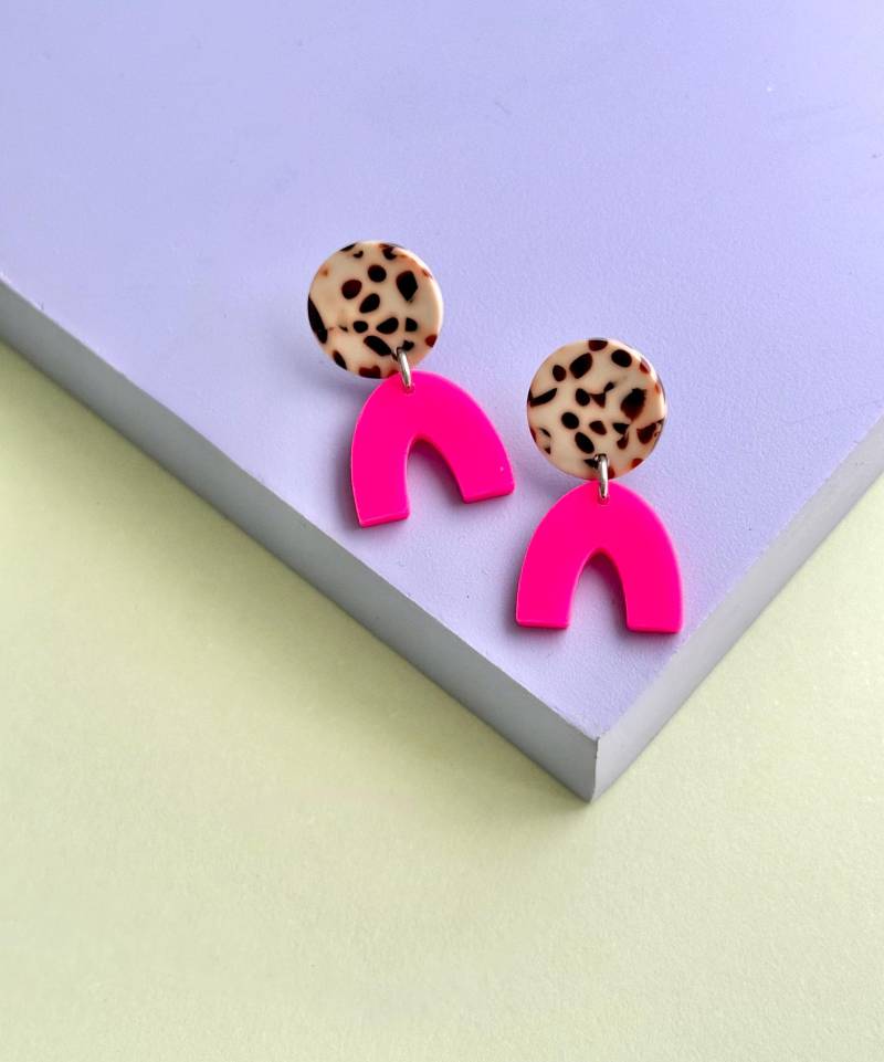 Neon Ohrringe in Pink Und Gepunkteten Terrazzo Ohrstecker/Pinke Acryl Pink Beige Hängeohrring Statement Geschenk Neon Ohrringe in Pink Und Gepunkteten Terrazzo Ohrstecker/Pinke Acryl Pink Beige Hängeohrring Statement Geschenk von birdsofparadiseDE