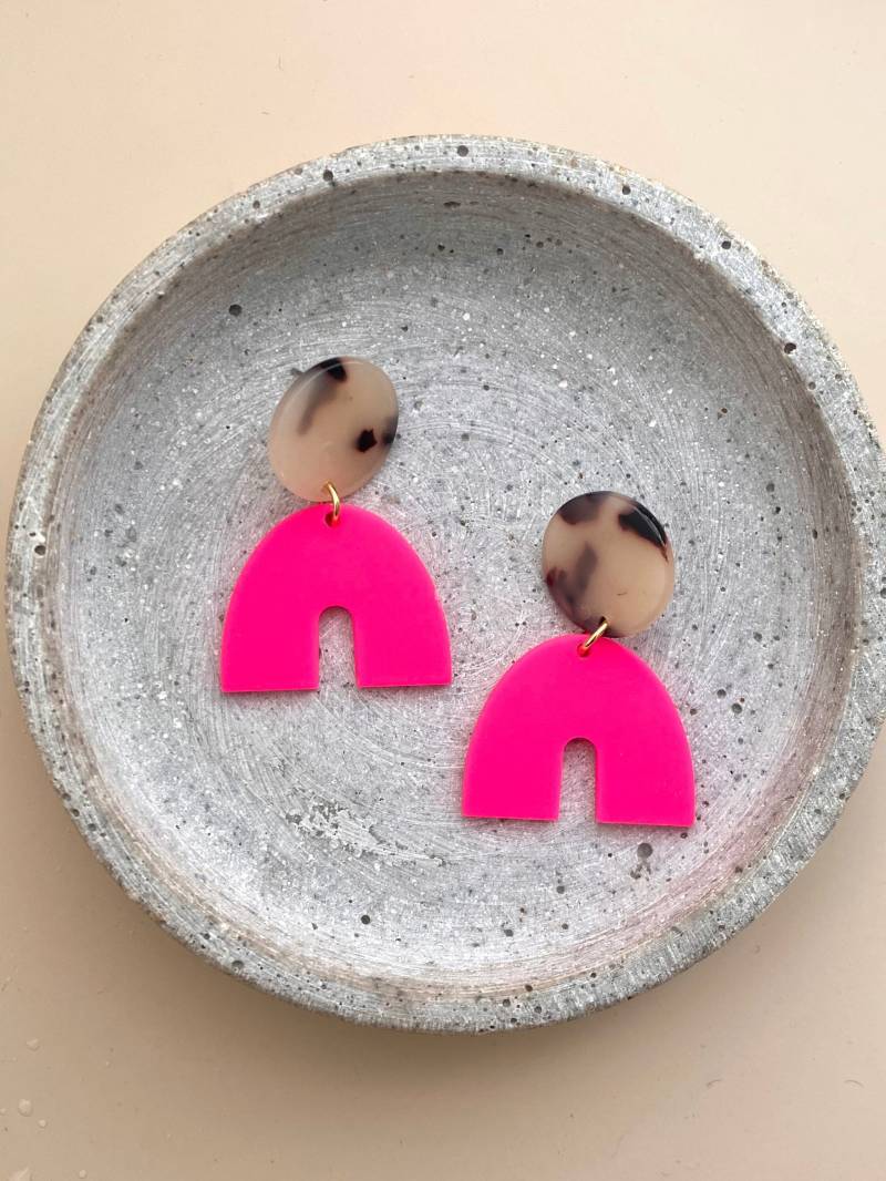 Neon Pinke Hängeohrringe Mit Schildpatt Ohrstecker Aus Acetat/Kunststoff Ohrringe Und Acryl Bunte Große Statement Neon Pinke Hängeohrringe Mit Schildpatt Ohrstecker Aus Acetat/Kunststoff Ohrringe Und Acryl Bunte Große Statement von birdsofparadiseDE