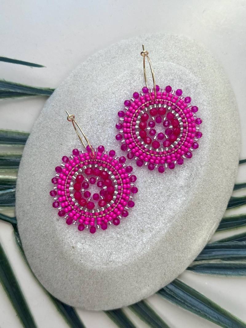 Perlen Mandala Statement Ohrringe Aus Bunten in Pink Und Lila/Vergoldete Creolen Mit Lila Anhänger von birdsofparadiseDE