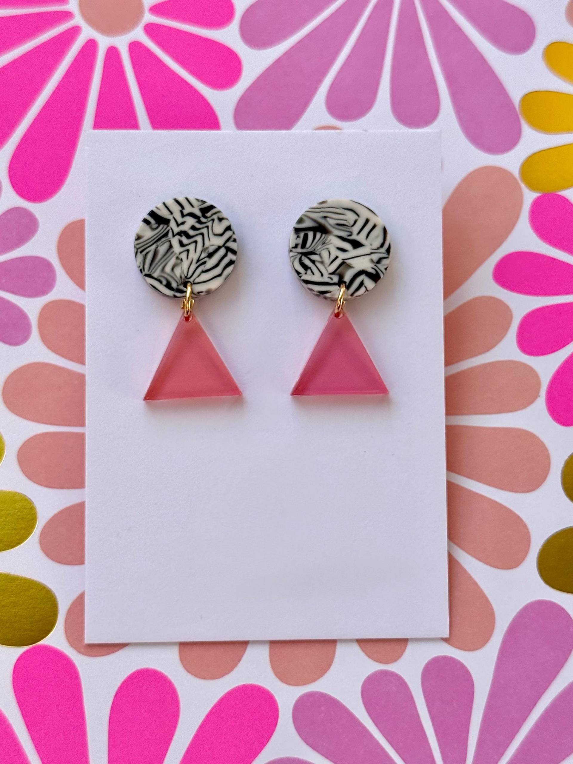 Pinke, Dreieckige Acryl Statement Ohrringe Mit Schwarz - Weiß Ohrstecker/Color Blocking in Pink Geschenk von birdsofparadiseDE