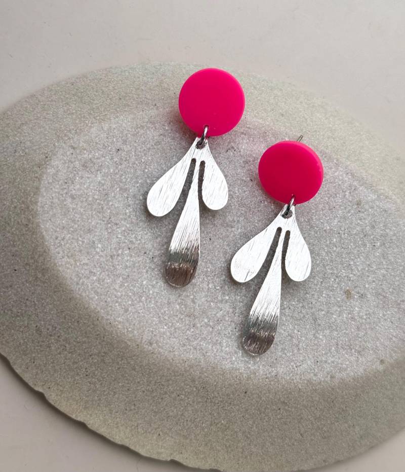 Pinke Acryl Ohrringe Mit Silber Blatt Anhänger/statement in Lange Silberne Buntem Geschenk von birdsofparadiseDE