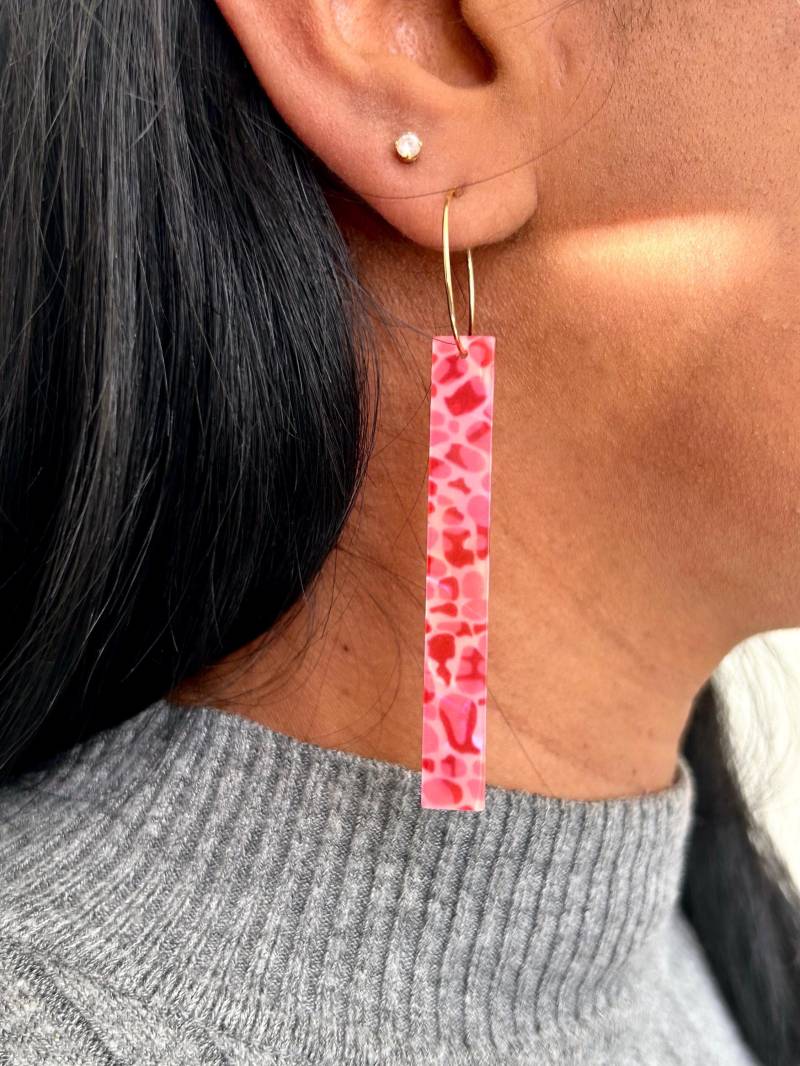 Pinke Acryl Ohrringe Mit Vergoldeten Creolen/Rosa, Lange Hängeohrringe Vergoldete Leo - Print Anhänger Geschenk Für Sie Pinke Acryl Ohrringe Mit Vergoldeten Creolen/Rosa, Lange Hängeohrringe Vergoldete Leo - Print Anhänger Geschenk Für Sie von birdsofparadiseDE