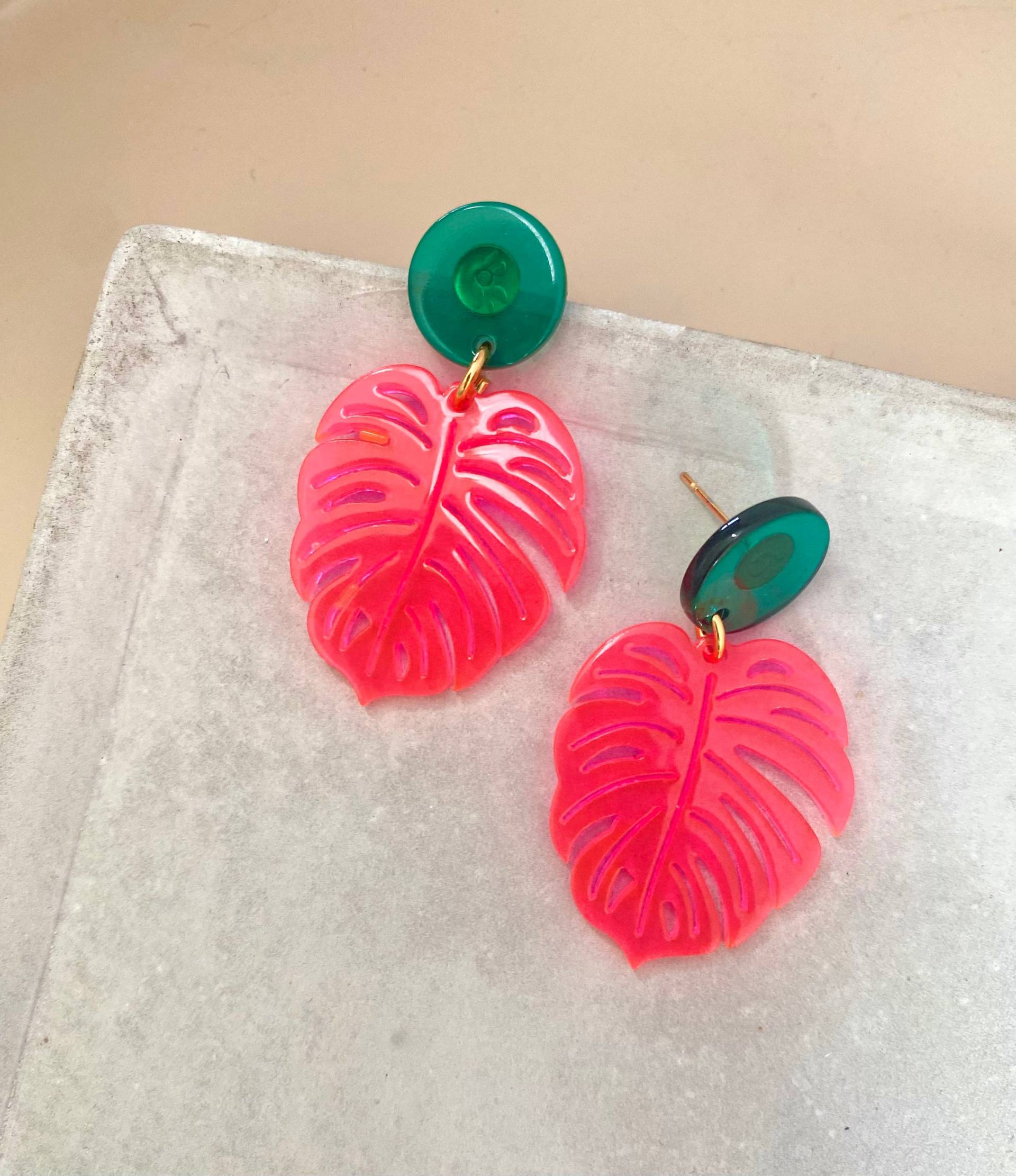 Pinke Statement Ohrringe Mit Grünen Ohrstecker Und Neonpinken Monstera Blatt Anhänger Aus Acetat/Bunte Große Geschenk Für Sie von birdsofparadiseDE