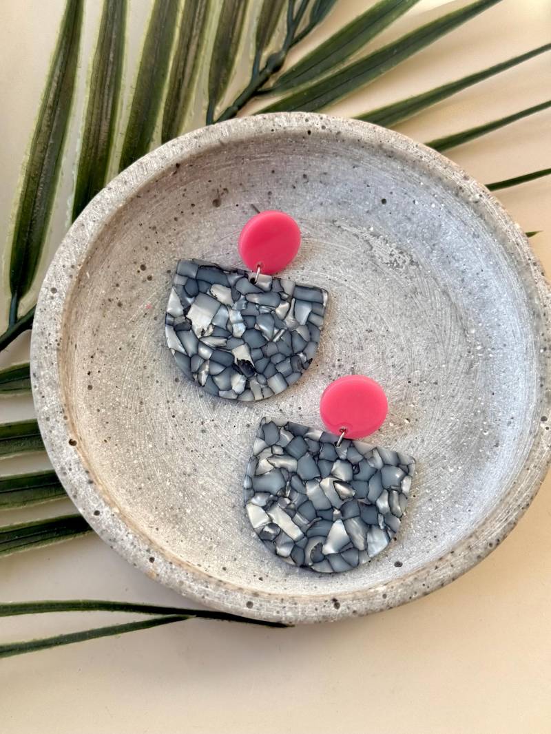 Rosa Acryl Ohrstecker Mit Grau Gemusterten Acetat Anhänger/Große Kunststoff Statement Ohrringe Rosa Grau Hängeohrringe Geschenk Damen von birdsofparadiseDE