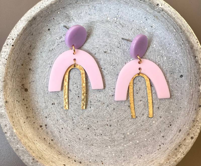 Rosa Lila Statement Ohrring Aus Acryl Und Gold Anhänger Messing/Lange Ohrringe Hängend Acetat Kunststoff Geschenk Für Sie von birdsofparadiseDE