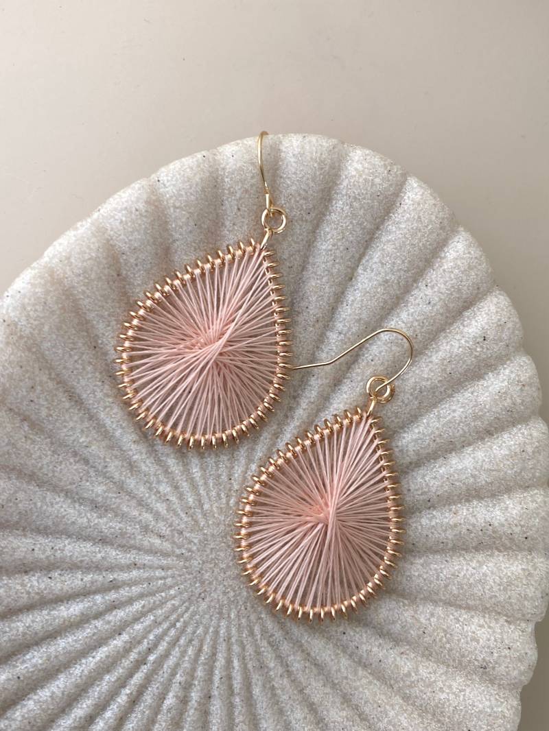 Rosa Makramee Quasten Ohrringe/Gold Boho Vergoldete, Lange Hängeohrringe Statement Geschenk Für Freundin von birdsofparadiseDE