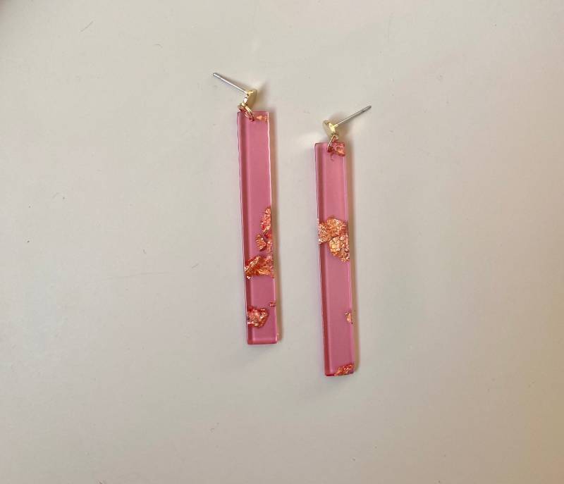 Runde Vergoldete Ohrstecker Mit Pinken Acryl Anhänger/Bunte Statement Ohrringe Rosa Kunststoff Gold Flakes Geschenk Für Sie von birdsofparadiseDE