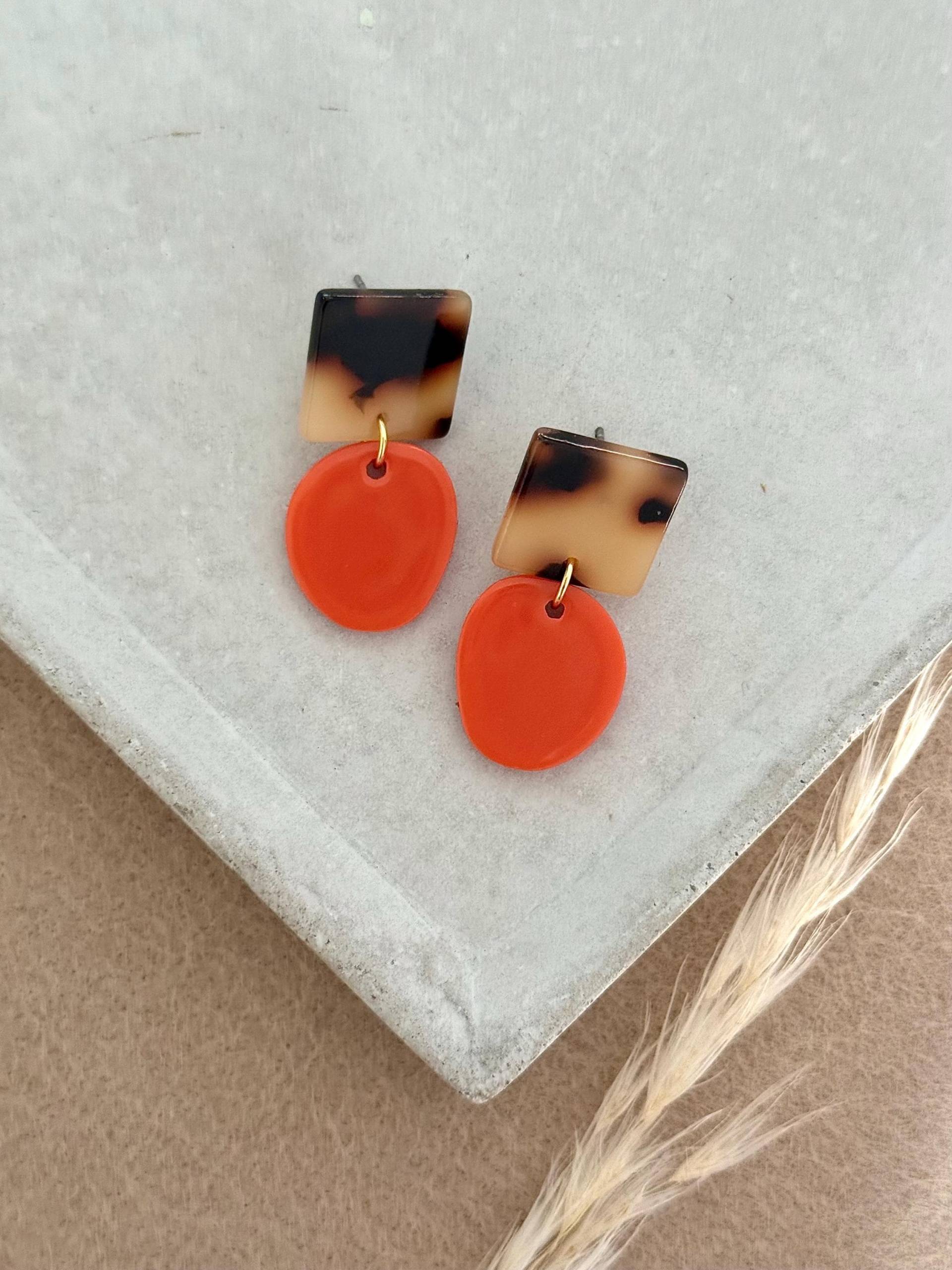 Schildpatt Ohrringe Mit Acryl Anhänger in Orange/Ohrstecker Orange, Kleine Statement Herbst Schmuck Geschenk Schildpatt Ohrringe Mit Acryl Anhänger in Orange/Ohrstecker Orange, Kleine Statement Herbst Schmuck Geschenk von birdsofparadiseDE