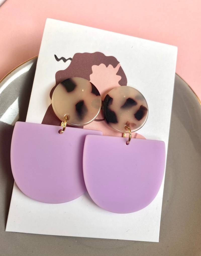 Schildpatt Ohrstecker Mit Lila Acryl Anhänger/Flieder Hängeohrringe Bunt Statement Ohrringe Muster Geschenk Freundin Schildpatt Ohrstecker Mit Lila Acryl Anhänger/Flieder Hängeohrringe Bunt Statement Ohrringe Muster Geschenk Freundin von birdsofparadiseDE