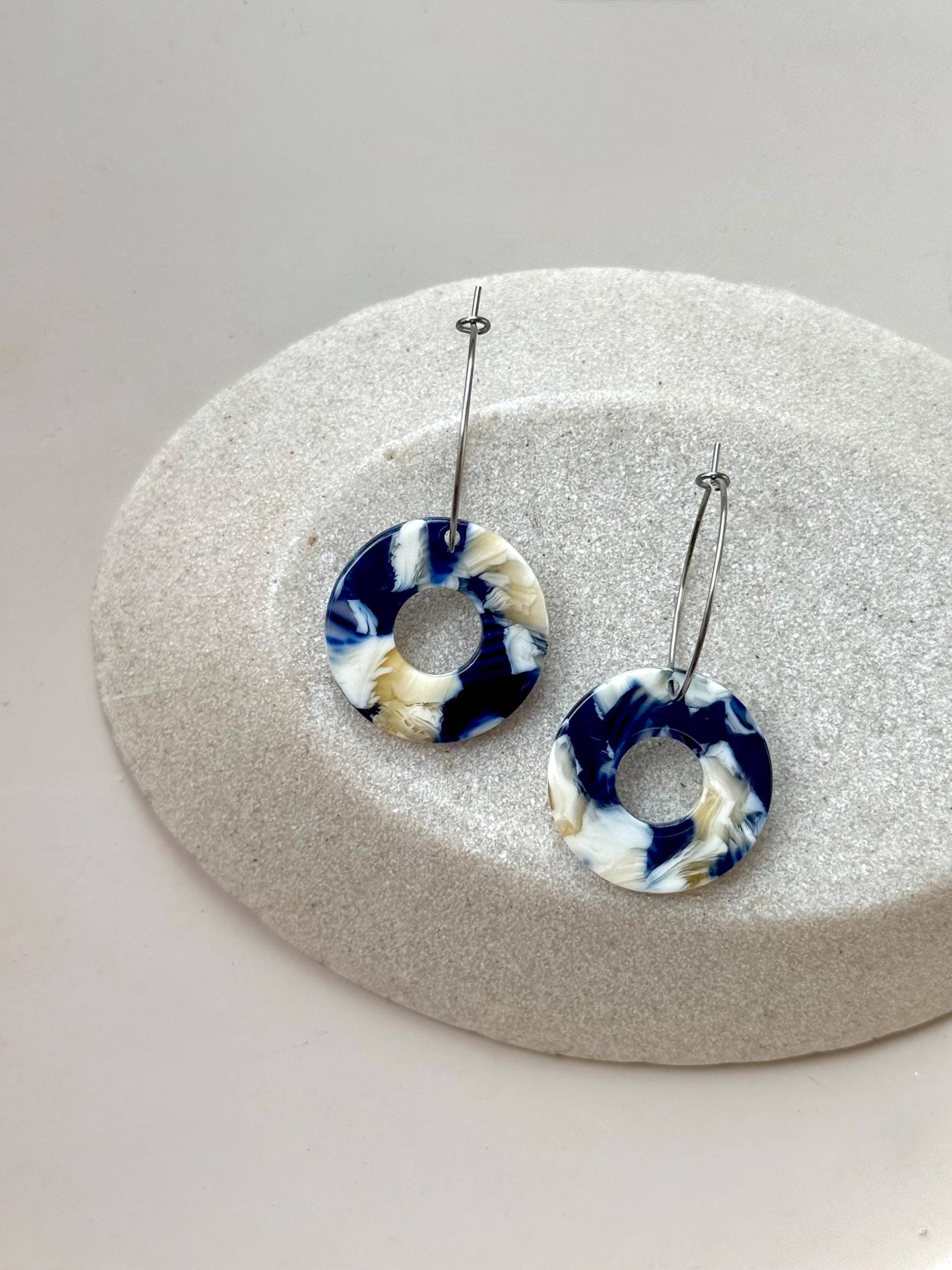 Silber Edelstahl Creolen Mit Acryl Anhänger in Dunkelblau Und Creme/Lange Hängeohrringe Blauer Statement Schmuck Geschenk Freundin von birdsofparadiseDE