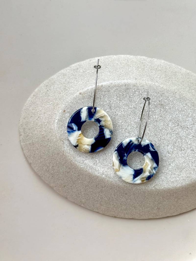 Silber Edelstahl Creolen Mit Acryl Anhänger in Dunkelblau Und Creme/Lange Hängeohrringe Blauer Statement Schmuck Geschenk Freundin von birdsofparadiseDE
