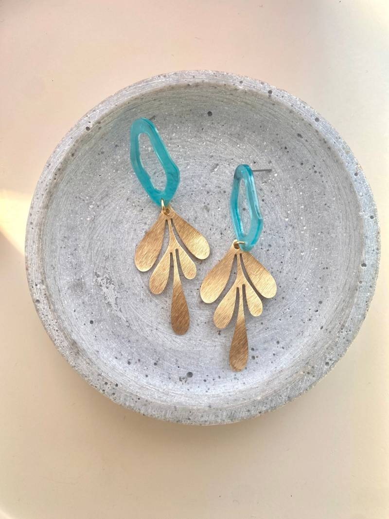 Türkis Blaue Acryl Ohrstecker Mit Goldenen Blatt Anhänger Aus Messing/Lange Statement Hängeohrringe Gold Boho Ohrringe Geschenk von birdsofparadiseDE