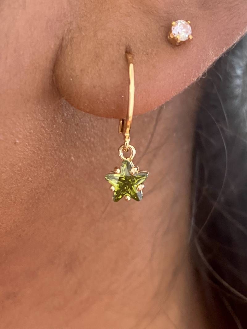 Vergoldete, Kleine Huggie Creolen Mit Grünem Stern Anhänger/Grün Zirkonia Stein Gold Boho Schmuck Geschenk Vergoldete, Kleine Huggie Creolen Mit Grünem Stern Anhänger/Grün Zirkonia Stein Gold Boho Schmuck Geschenk von birdsofparadiseDE