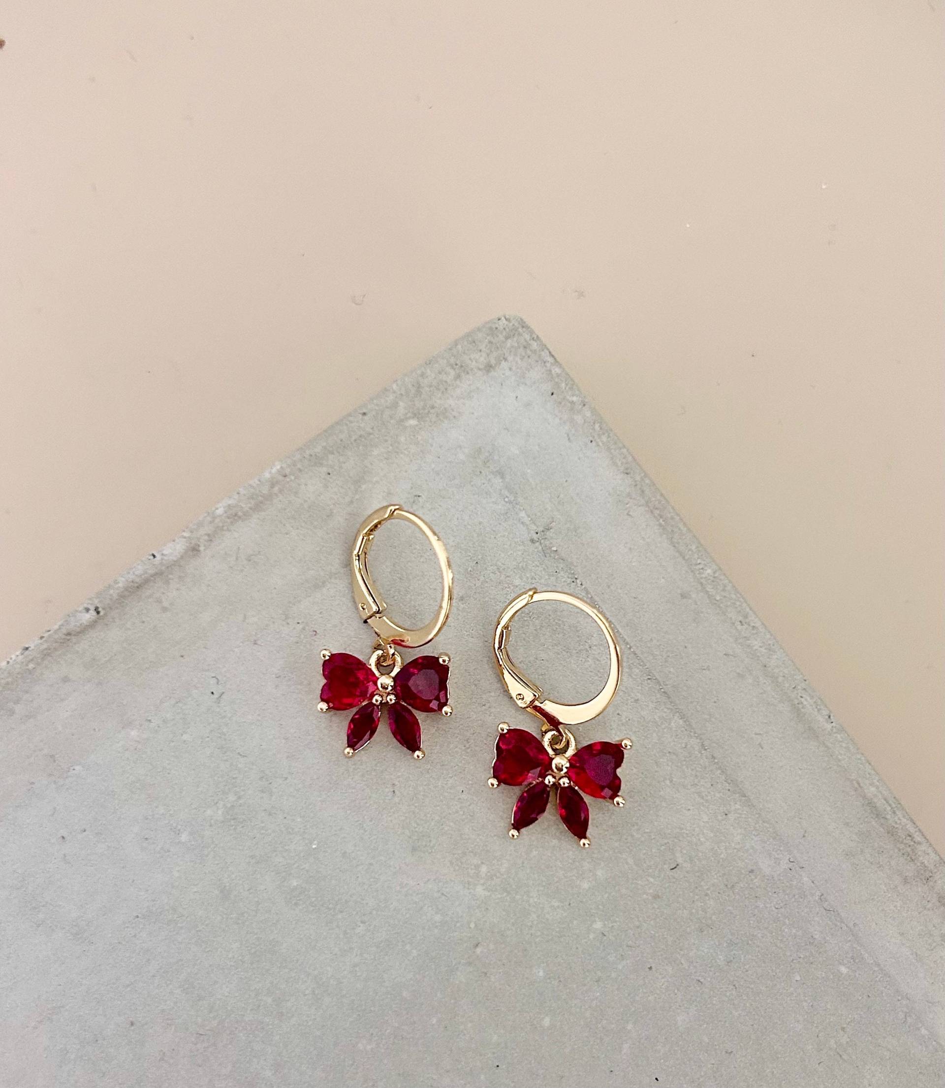 Vergoldete, Mini Huggie Creolen Mit Rotem Stein/Rote, Kleine Ohrringe Schleifen Anhänger Rote Zirkonia Steine Geschenk Damen Vergoldete, Mini Huggie Creolen Mit Rotem Stein/Rote, Kleine Ohrringe Schleifen Anhänger Rote Zirkonia Steine Geschenk Damen von birdsofparadiseDE