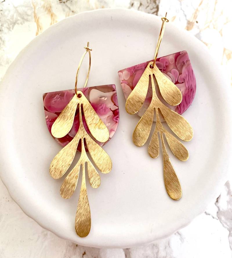 Vergoldete Creolen Mit Anhänger/Große Statement Hängeohrringe Acetat Acryl Rosa Pink Rot Ohrringe Blatt Messing Anhänger/Geschenk von birdsofparadiseDE