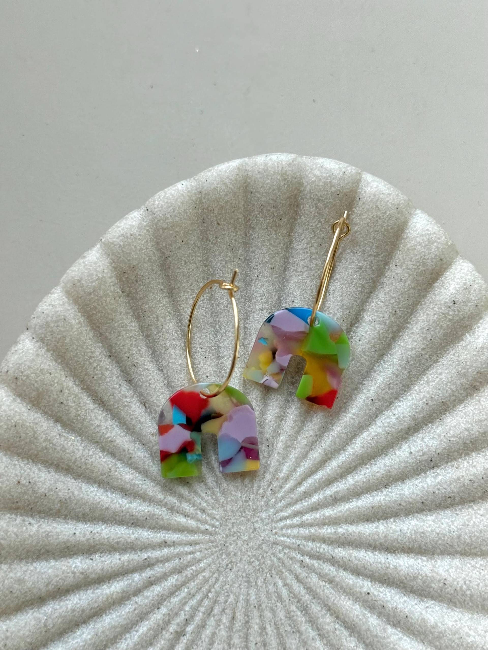 Vergoldete Creolen Mit Bunten Acryl Anhänger/Dünne, Goldene Bunte Acetat Ohrring Ohrringe Geschenk Für Freundin von birdsofparadiseDE