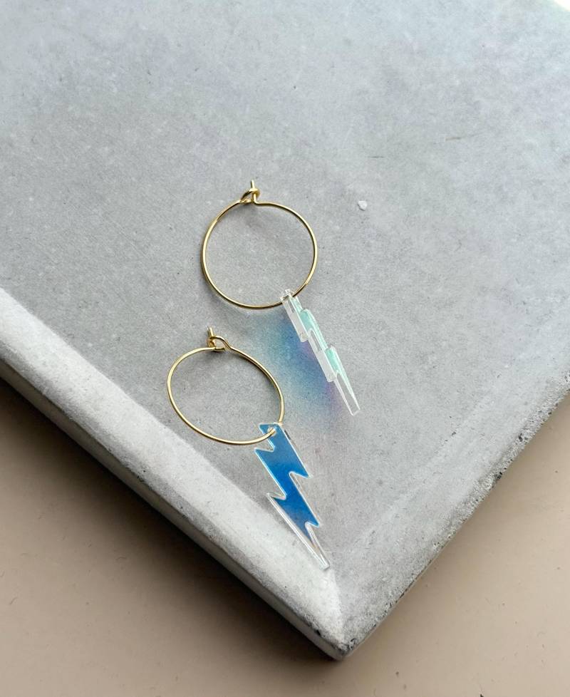 Vergoldete Creolen Mit Holo Blitz Acryl Anhänger/Dünne, Goldene Bunte Ohrringe Geschenk Für Freundin Vergoldete Creolen Mit Holo Blitz Acryl Anhänger/Dünne, Goldene Bunte Ohrringe Geschenk Für Freundin von birdsofparadiseDE