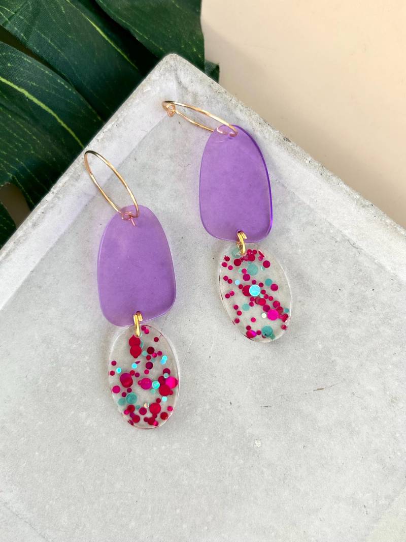 Vergoldete Creolen Mit Lila Acryl Anhänger/Lange Hängeohrringe Ohrringe Bunter Statement Schmuck Geschenk Freundin Vergoldete Creolen Mit Lila Acryl Anhänger/Lange Hängeohrringe Ohrringe Bunter Statement Schmuck Geschenk Freundin von birdsofparadiseDE