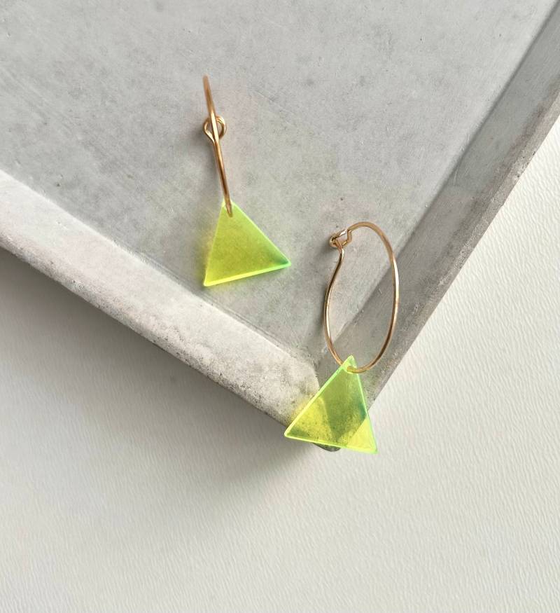 Vergoldete Creolen Mit Neon Acryl Anhänger/Dünne, Goldene Bunte Acetat Ohrringe Gelbe Geschenk Für Freundin von birdsofparadiseDE