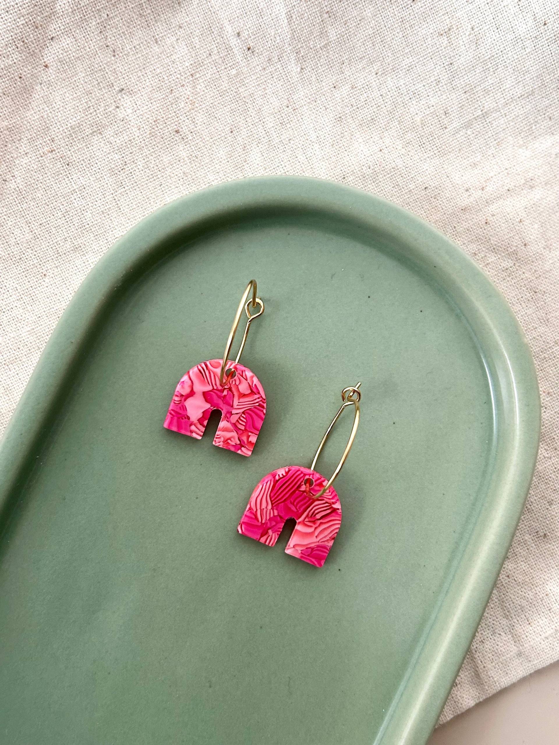 Vergoldete Creolen Mit Pinken Acryl Anhänger/Dünne, Goldene Bunte Acetat Ohrring Pinke Ohrringe Geschenk Für Freundin Vergoldete Creolen Mit Pinken Acryl Anhänger/Dünne, Goldene Bunte Acetat Ohrring Pinke Ohrringe Geschenk Für Freundin von birdsofparadiseDE