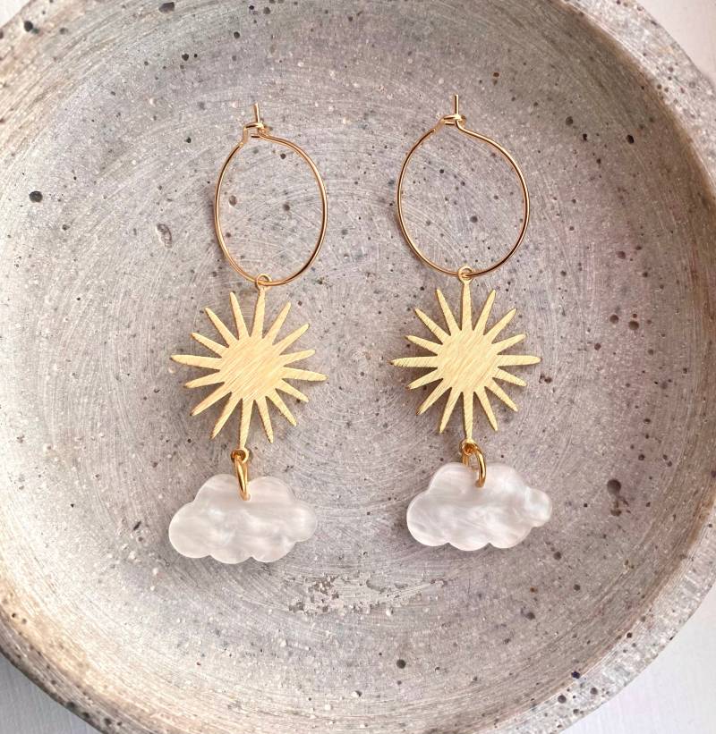 Vergoldete Dünne Creolen Mit Sonne Und Wolken Acetat Anhänger/Boho Ohrringe Gold Lange Geschenk Freundin Vergoldete Dünne Creolen Mit Sonne Und Wolken Acetat Anhänger/Boho Ohrringe Gold Lange Geschenk Freundin von birdsofparadiseDE