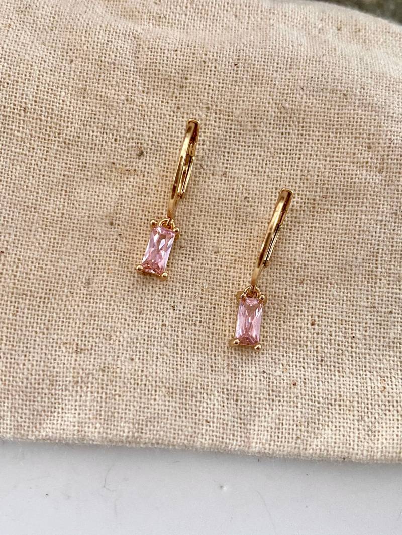 Vergoldete Huggie Creolen Mit Rosa Kristallstein/Kleine Ohrringe Fein Gold Schmuck Stein Anhänger Geschenk Für Freundin Vergoldete Huggie Creolen Mit Rosa Kristallstein/Kleine Ohrringe Fein Gold Schmuck Stein Anhänger Geschenk Für Freundin von birdsofparadiseDE