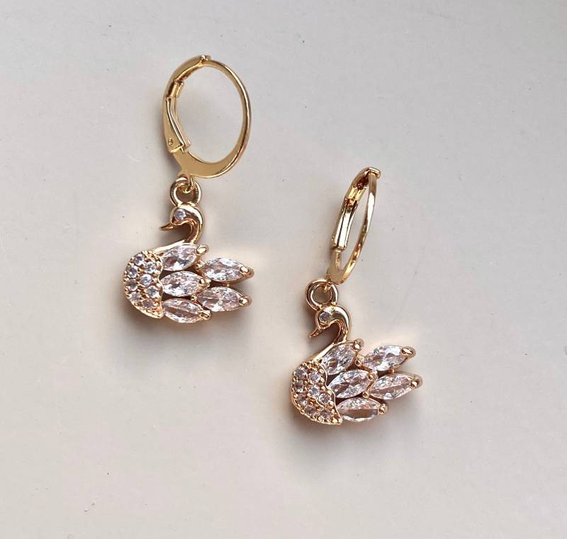 Vergoldete Huggie Creolen Mit Schwan Anhänger/Zirkonia Kristall Stein Schmuck Kleine Hängende Ohrringe Gold Geschenk Für Freundin Mama Vergoldete Huggie Creolen Mit Schwan Anhänger/Zirkonia Kristall Stein Schmuck Kleine Hängende Ohrringe Gold Geschenk Für Freundin Mama von birdsofparadiseDE