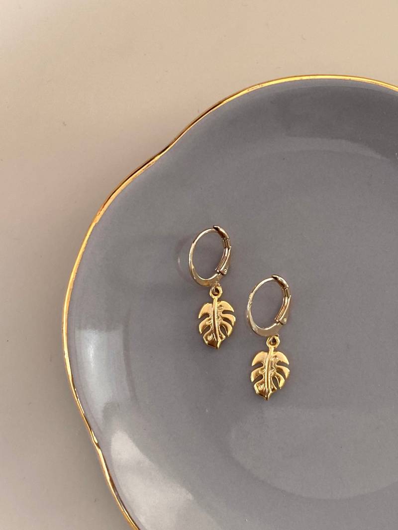 Vergoldete Mini Huggie Creolen Mit Monstera Blatt Anhänger/Kleine Boho Ohrringe Blume Geschenk Für Freundin von birdsofparadiseDE