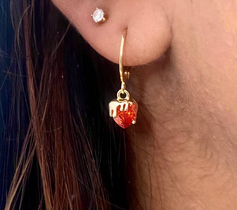 Vergoldete Mini Huggie Creolen Mit Rotem Stein/Herz Kristall Anhänger in Gold Boho Ohrringe Geschenk Für Sie von birdsofparadiseDE