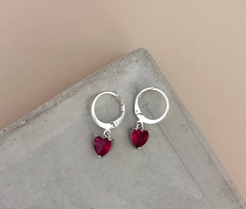 Versilberte Mini Huggie Creolen Mit Rotem Kristall Stein Anhänger/Herz Zirkonia Kleine Silberne Ohrringe Geschenk Für Sie von birdsofparadiseDE