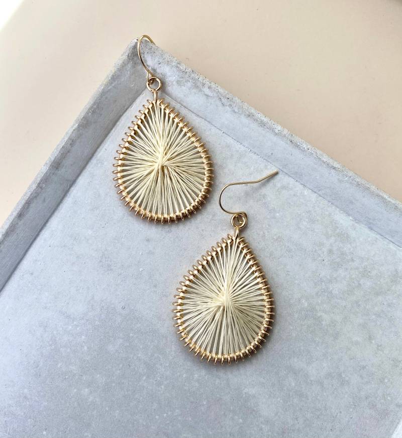 Weiße Makramee Quasten Ohrringe/Weiß Gold Boho Vergoldete, Lange Hängeohrringe Statement Geschenk Für Freundin von birdsofparadiseDE