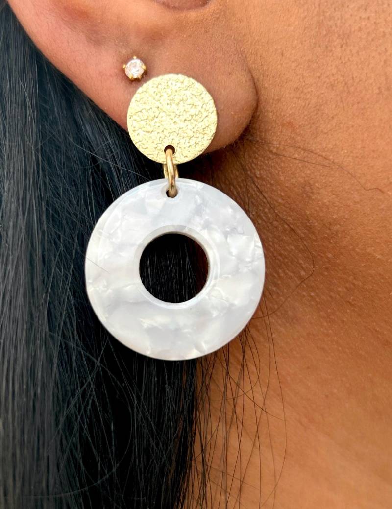 Weiße Schildpatt Ohrringe Mit Runden, Goldenen Messing Ohrstecker/Kleine Kunststoff Muster Geschenk Für Freundin Weiße Schildpatt Ohrringe Mit Runden, Goldenen Messing Ohrstecker/Kleine Kunststoff Muster Geschenk Für Freundin von birdsofparadiseDE