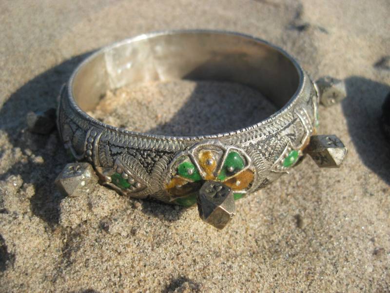 Altes Silber Emailliertes Berber Armband Mit Knöpfen von bissap