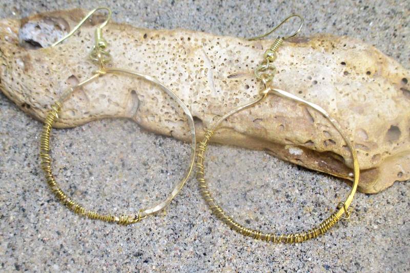 Gehämmerte Gewickelte Messing Ohrringe Gehämmerte Gewickelte Messing Ohrringe von bissap