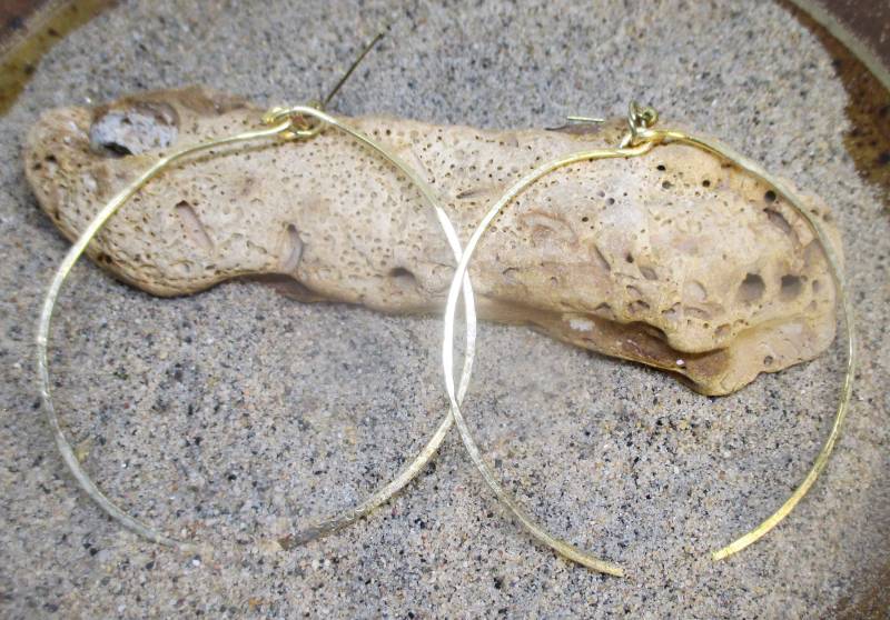 Gehämmerte Messing Große Hoop Ohrringe Gehämmerte Messing Große Hoop Ohrringe von bissap