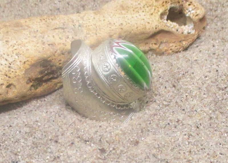 Ovaler Tuareg-Ring Aus Silber Und Glas Ovaler Tuareg-Ring Aus Silber Und Glas von bissap